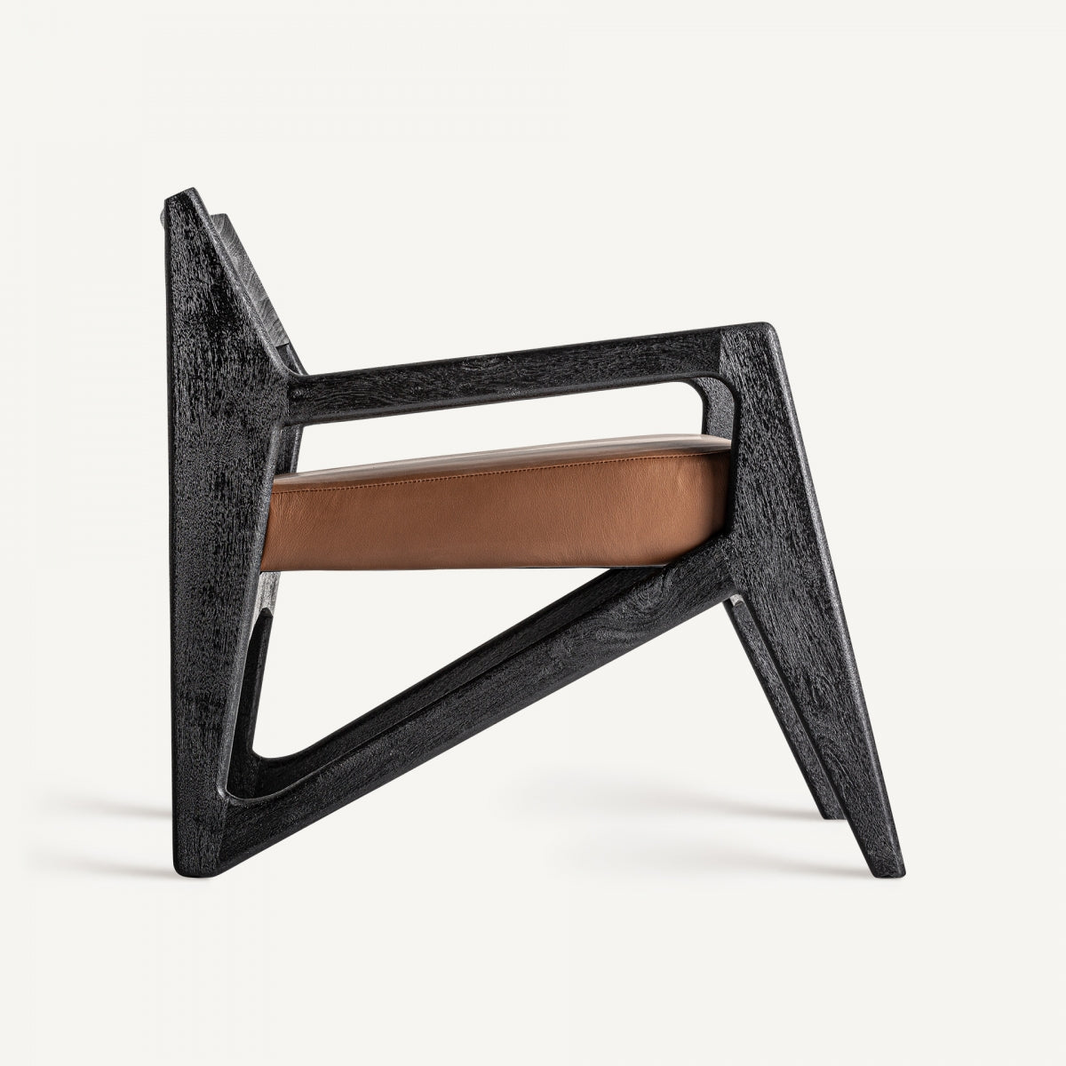 Perfil lateral de la butaca con geometría moderna y asiento en cuero sintético