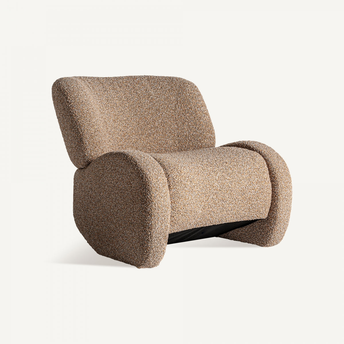 Butaca Ibsen tapizada en bouclé color topo, vista frontal, estilo moderno y acogedor.