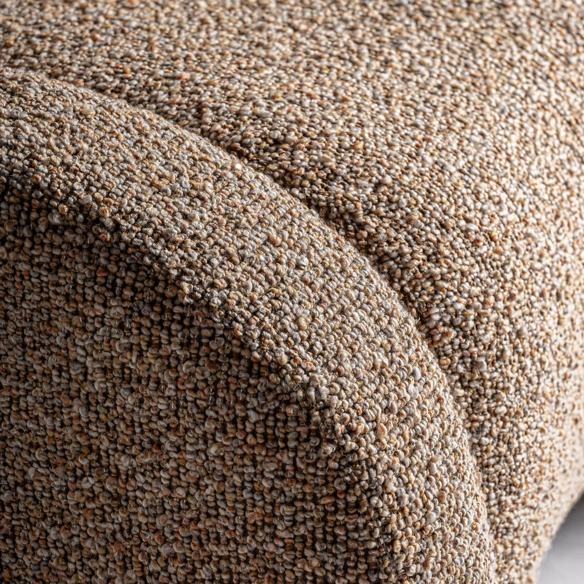 Detalle del tejido bouclé en tonos beige y topo de la butaca Ibsen.