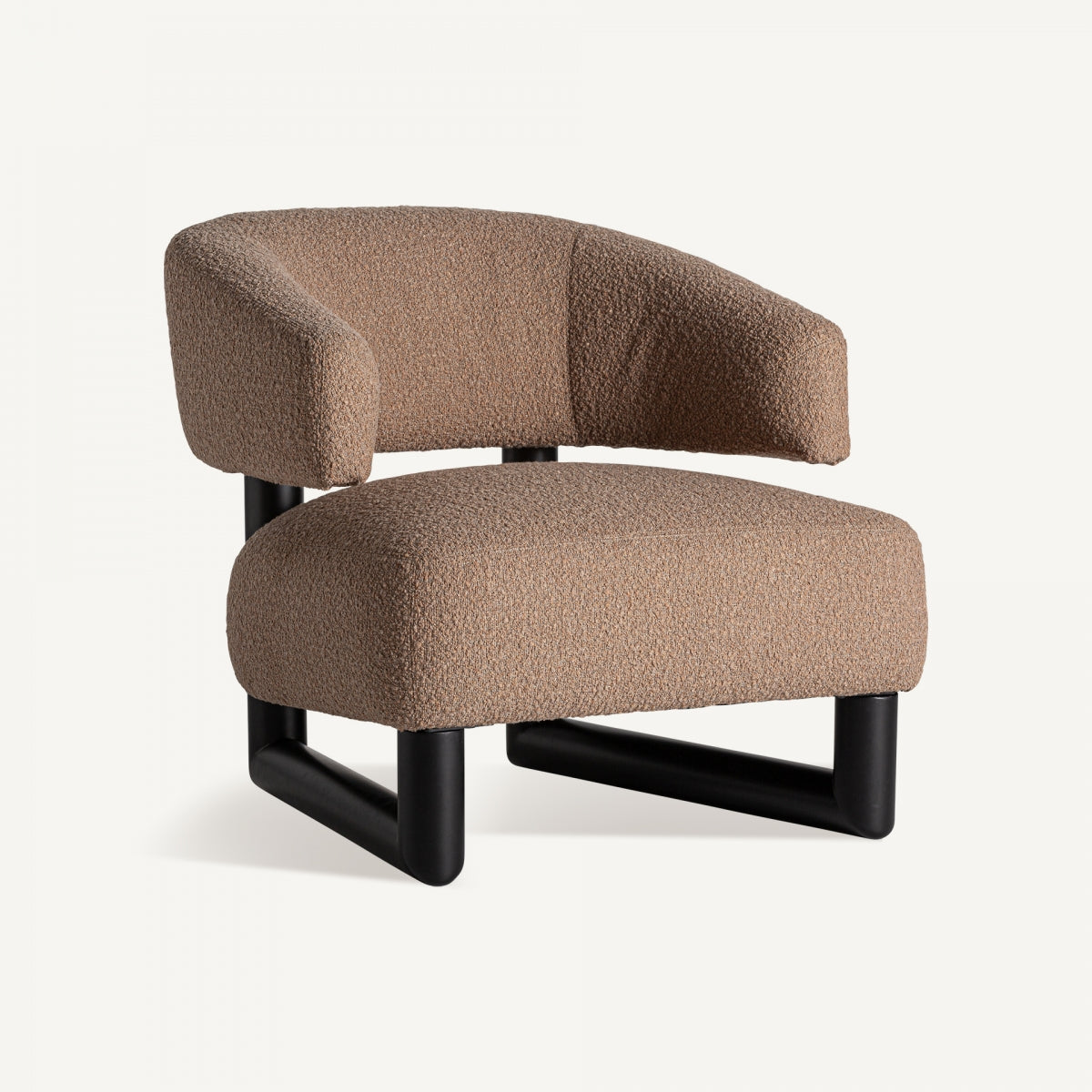 Butaca moderna en tejido bouclé marrón vista 3/4 con base tubular negra, estilo contemporáneo - boutique_interiorismo - vical