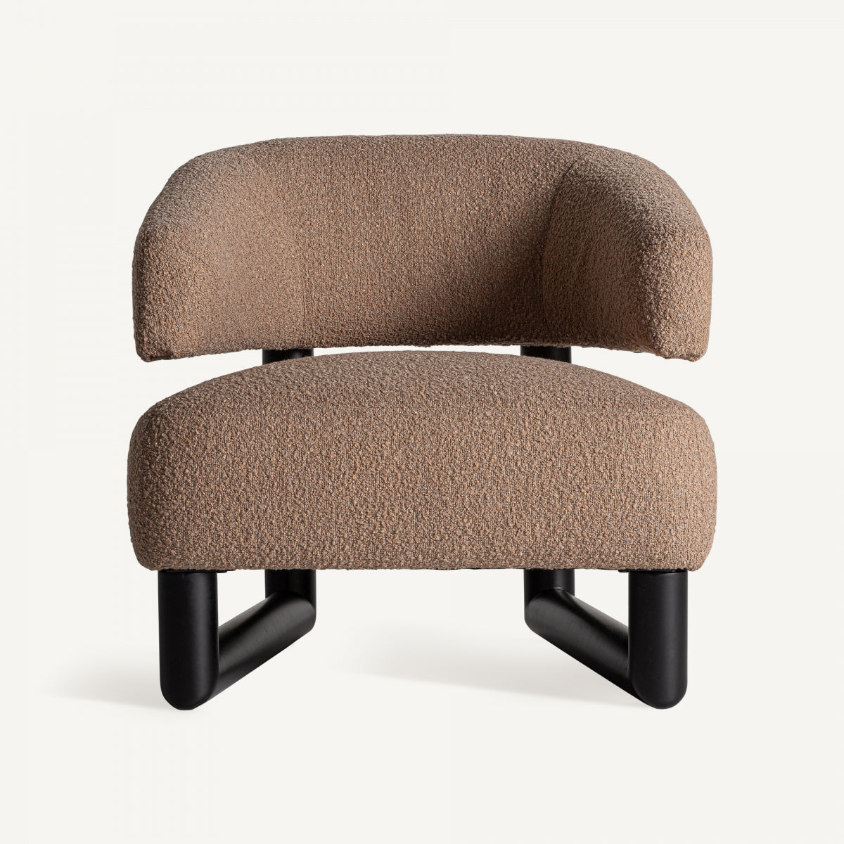 Butaca IRVIN vista frontal tapizada en bouclé marrón con base geométrica negra - boutique_interiorismo - vical