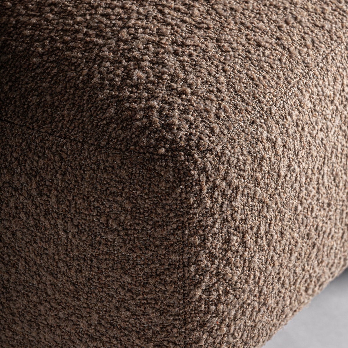 Detalle en primer plano del tejido bouclé marrón con textura cálida y mullida - boutique_interiorismo - vical