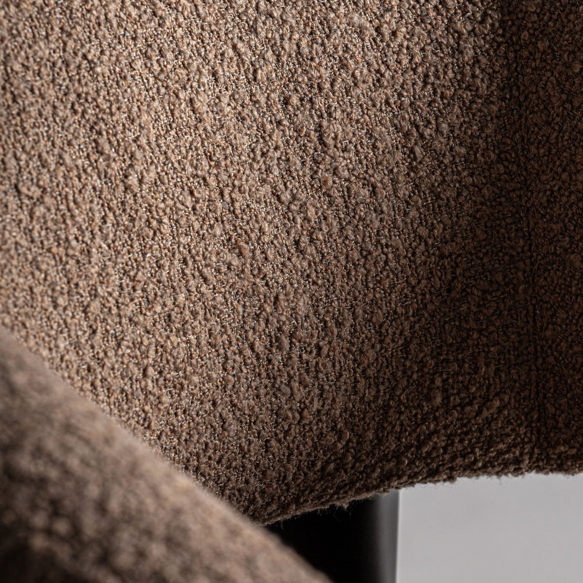 Detalle del respaldo curvado en tejido bouclé marrón - boutique_interiorismo - vical