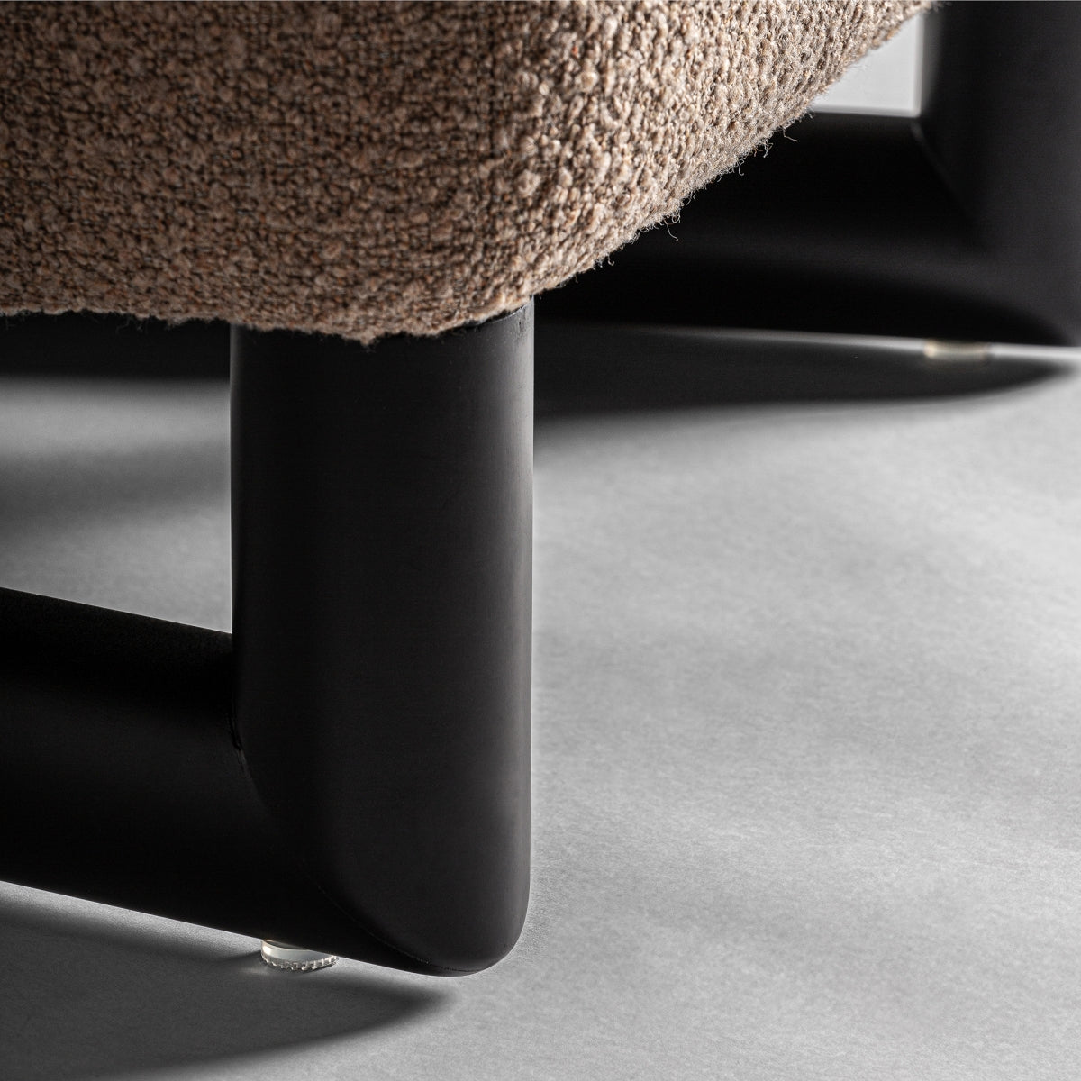 Detalle de la base metálica tubular negra de la butaca IRVIN - boutique_interiorismo - vical