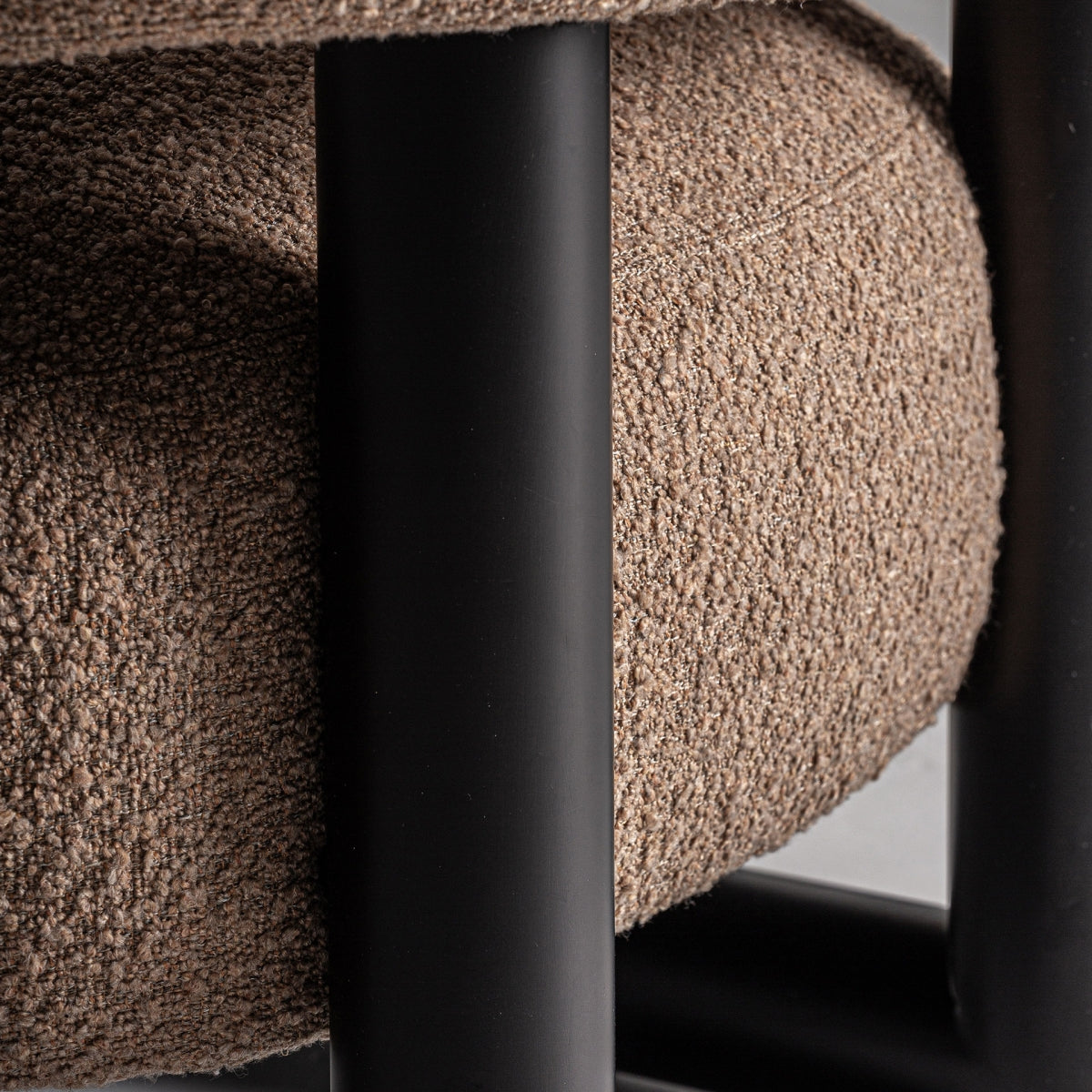 Unión entre asiento y patas negras tubulares de la butaca IRVIN en primer plano - boutique_interiorismo - vical