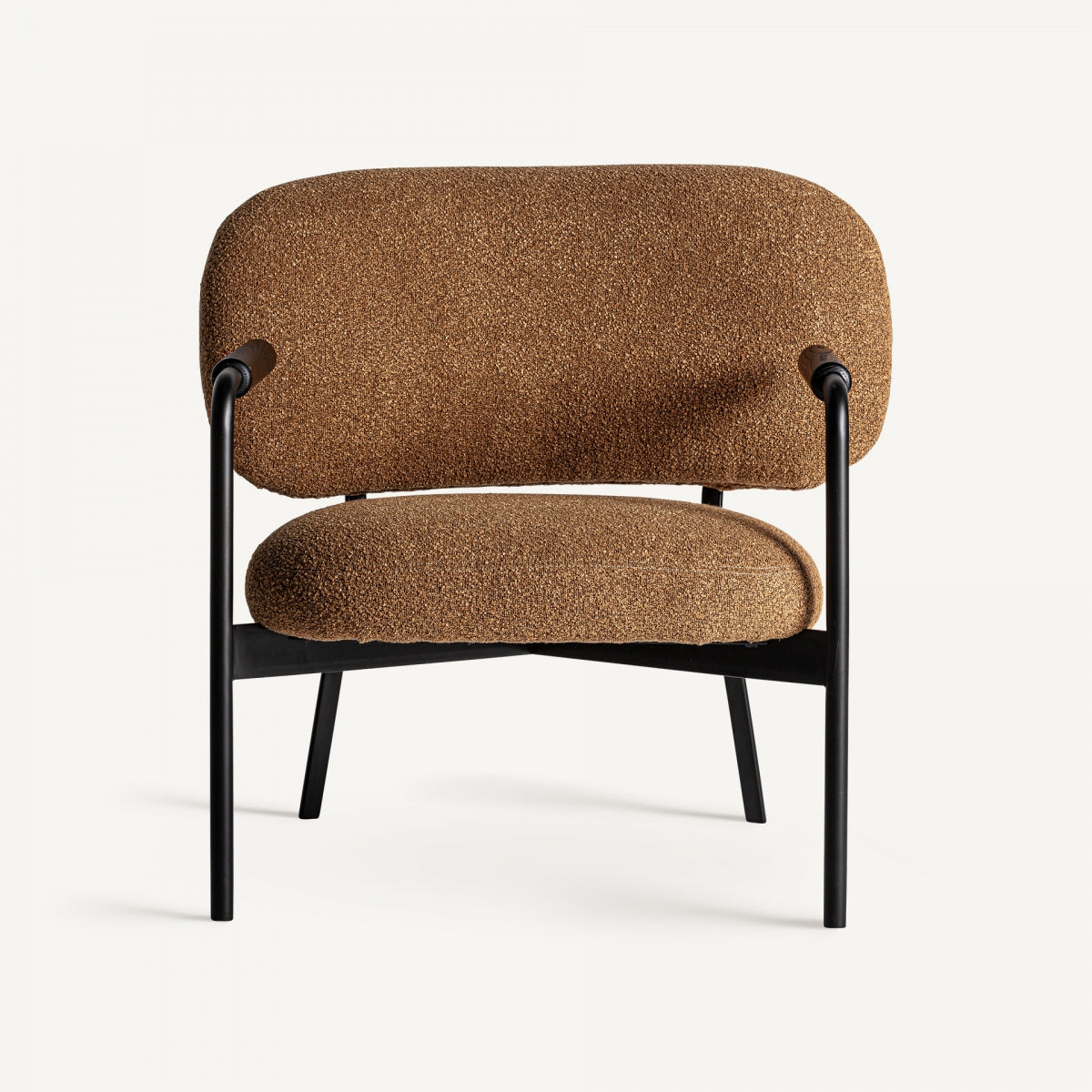 Butaca de diseño contemporáneo con respaldo y asiento envolventes en tejido boucle marrón – vista frontal