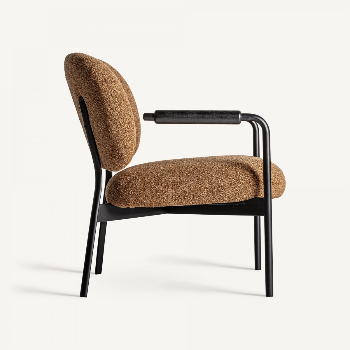 Perfil lateral de butaca tapizada en boucle con apoyabrazos metálicos y detalles en madera negra