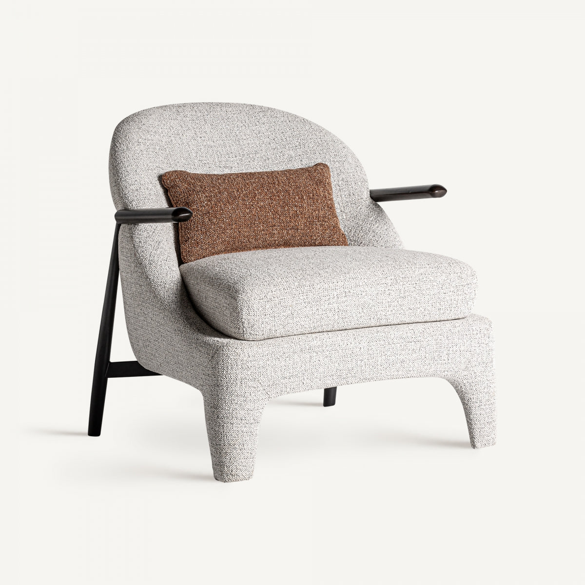 Sillón tapizado gris claro con brazos de madera oscura, estilo contemporáneo cálido, boutique interiorismo Vical