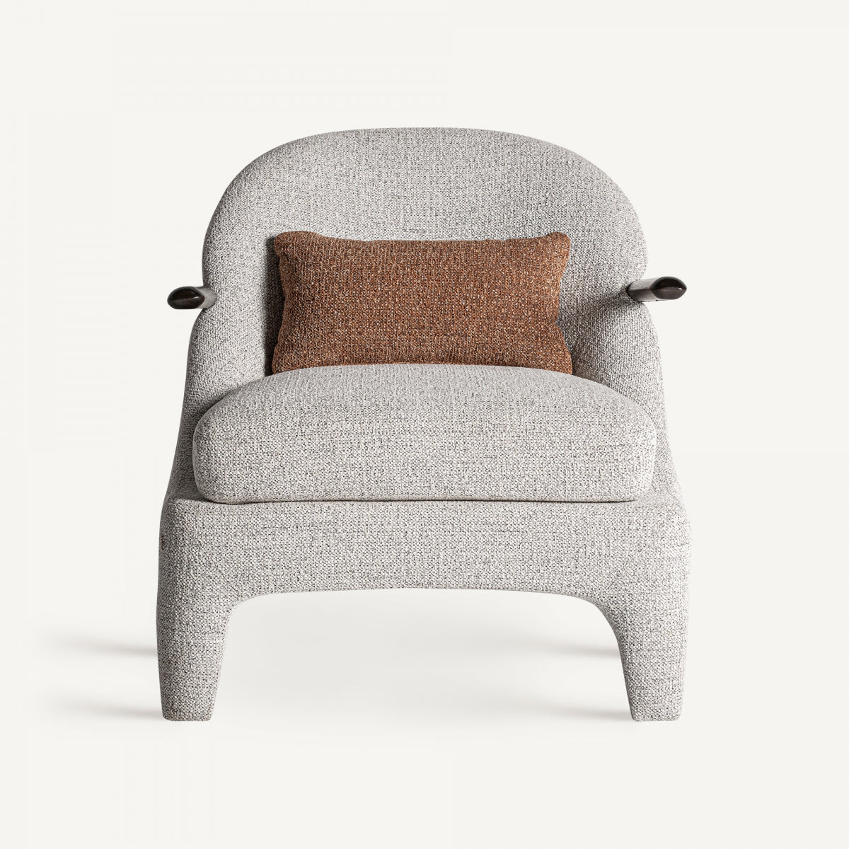 Vista frontal del sillón HERZELE con cojín marrón y estructura envolvente, diseño moderno confortable