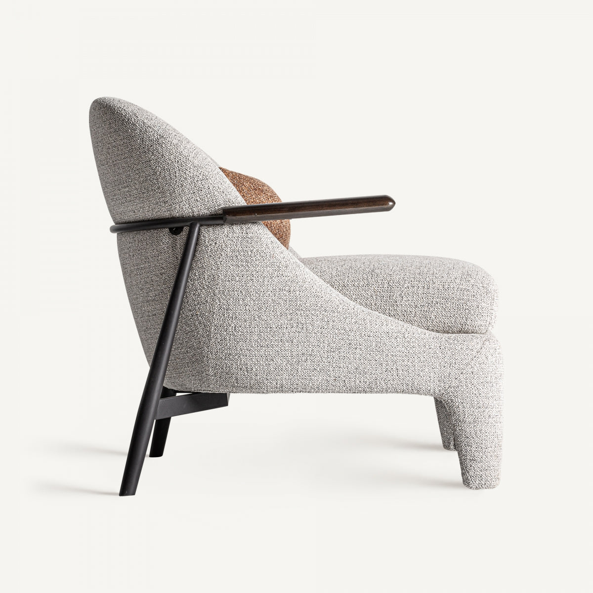 Perfil lateral del sillón con brazos cilíndricos en madera y asiento mullido, estilo actual elegante