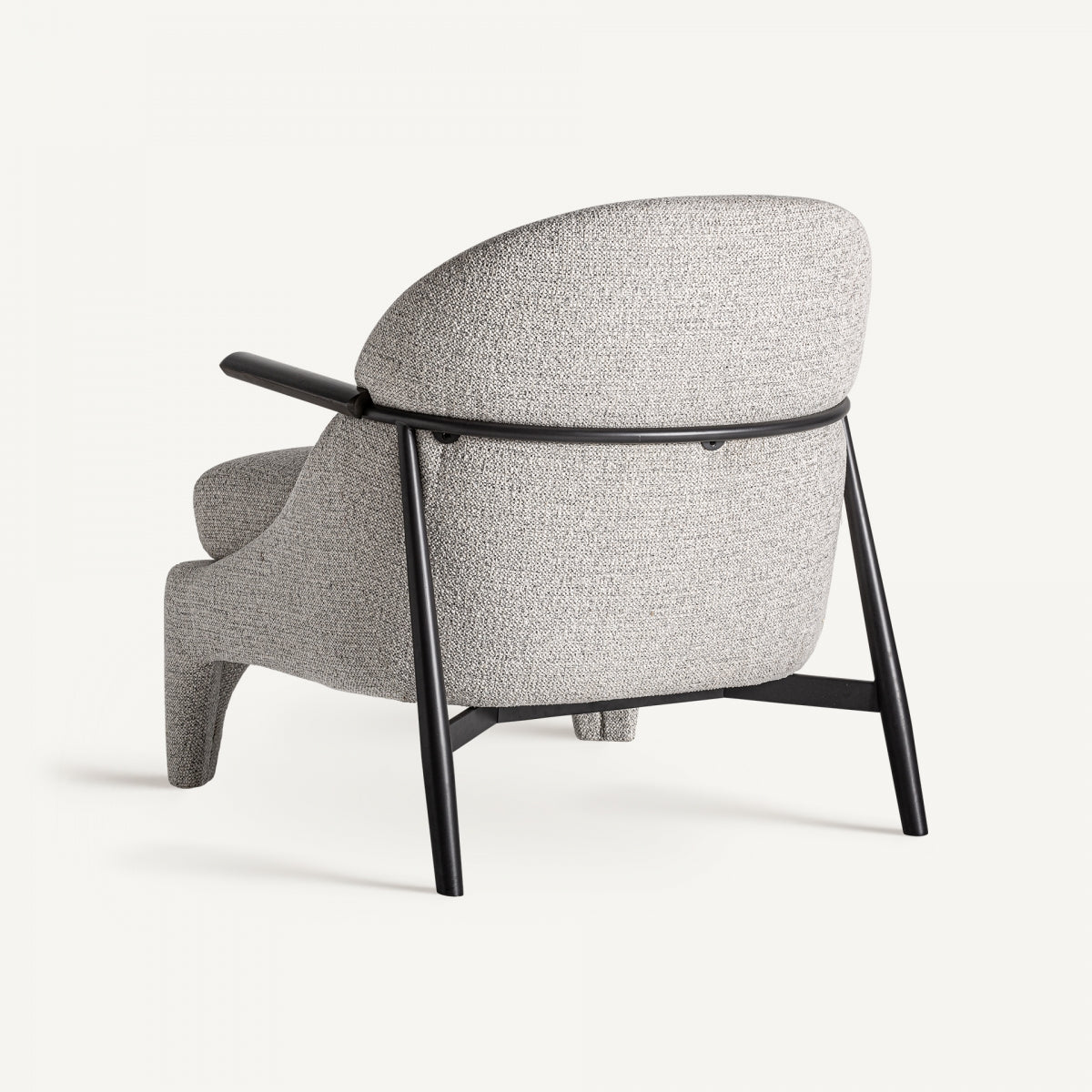 Respaldo curvo del sillón con estructura negra metálica vista desde atrás, diseño ergonómico