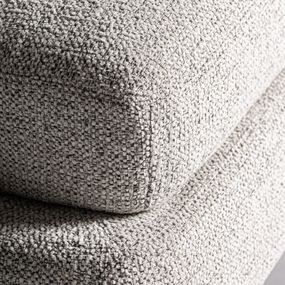 Detalle de la textura del tejido bouclé en tono claro, tejido resistente y acogedor