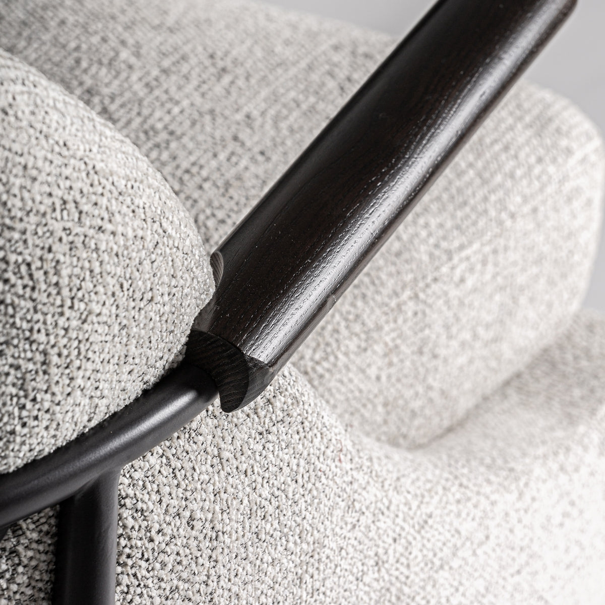 Unión del brazo con la estructura metálica posterior del sillón, detalles de diseño cuidado