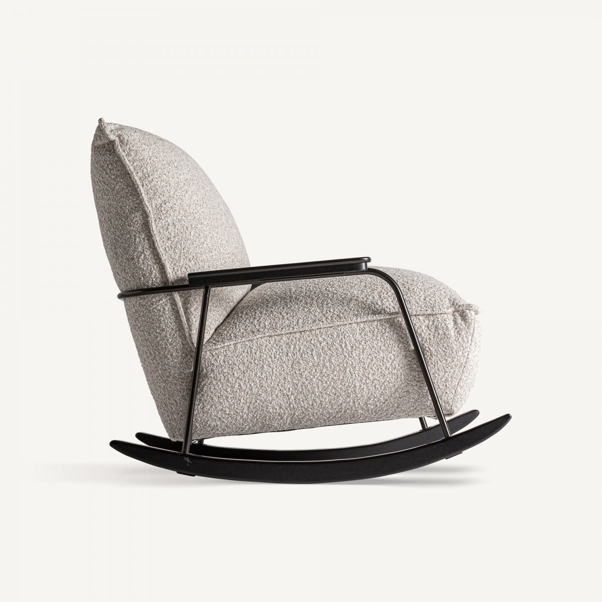 Perfil lateral de mecedora con base metálica curva y asiento mullido de tejido rizado