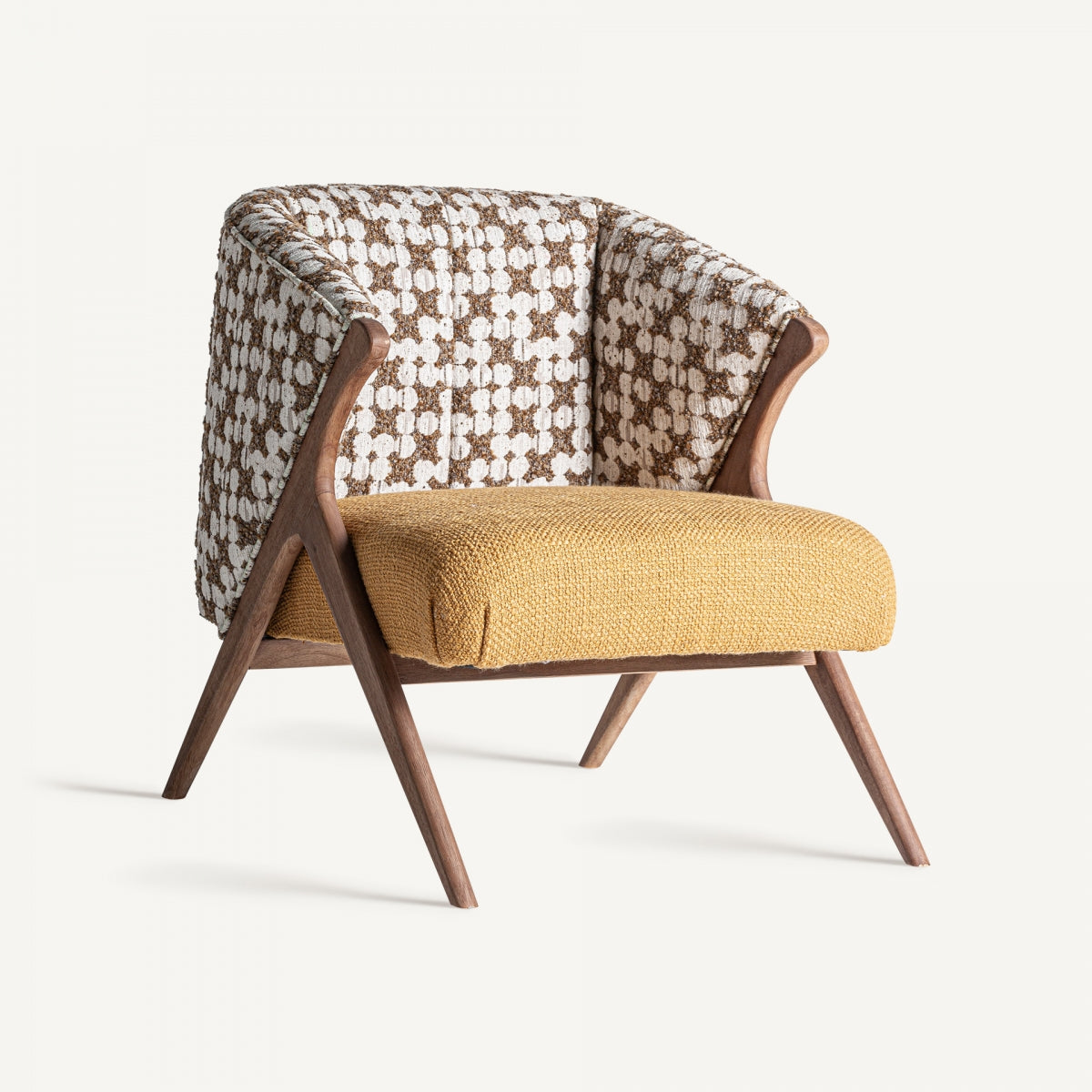 Butaca de diseño retro con estructura de madera vista y tapizado en tono mostaza y respaldo texturizado geométrico. Imagen 1.