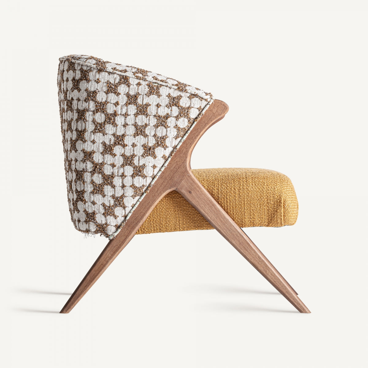 Butaca de diseño retro con estructura de madera vista y tapizado en tono mostaza y respaldo texturizado geométrico. Imagen 2.