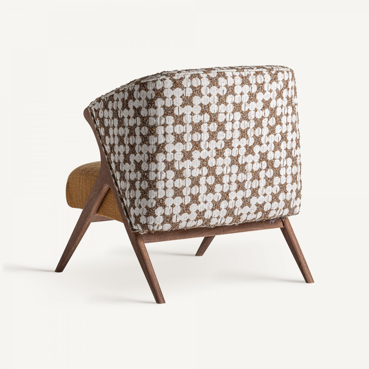 Butaca de diseño retro con estructura de madera vista y tapizado en tono mostaza y respaldo texturizado geométrico. Imagen 3.