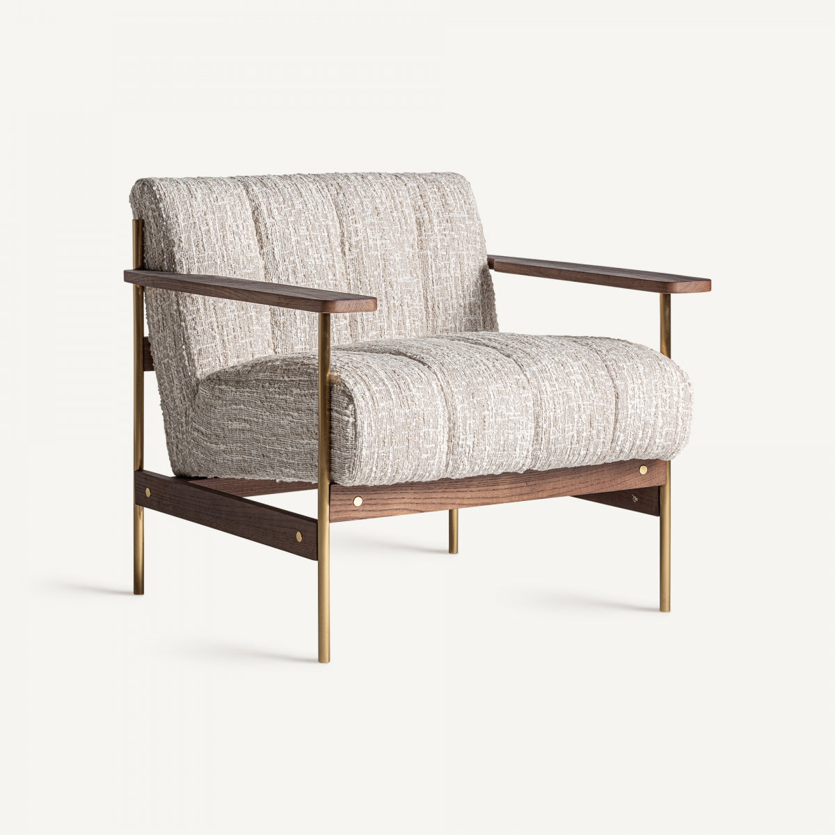 Butaca con estructura de latón y madera oscura, tapizada en bouclé beige, vista frontal. Estilo retro elegante.