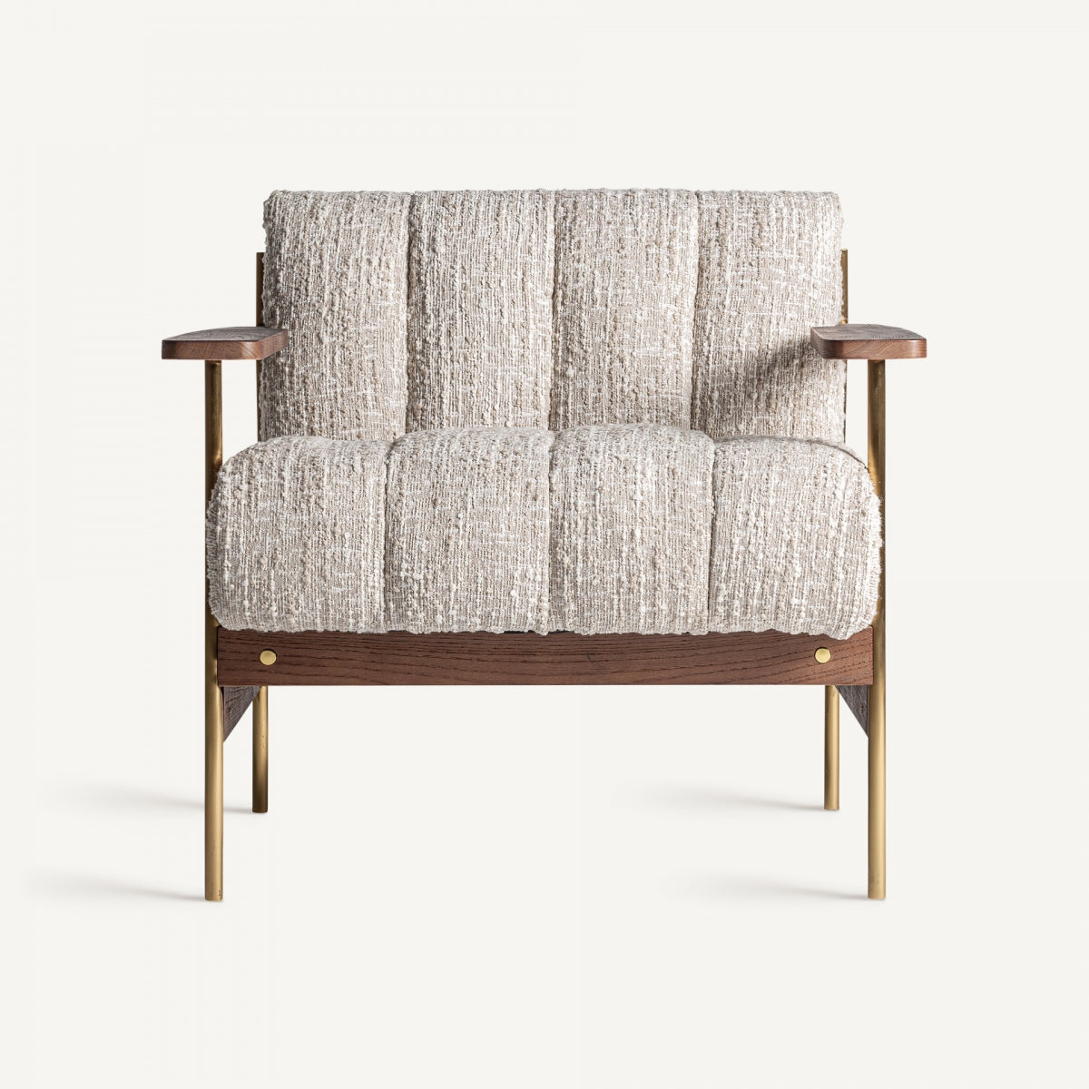 Vista frontal de butaca con asiento acolchado en bouclé natural y respaldo envolvente. Diseño confortable y cálido.