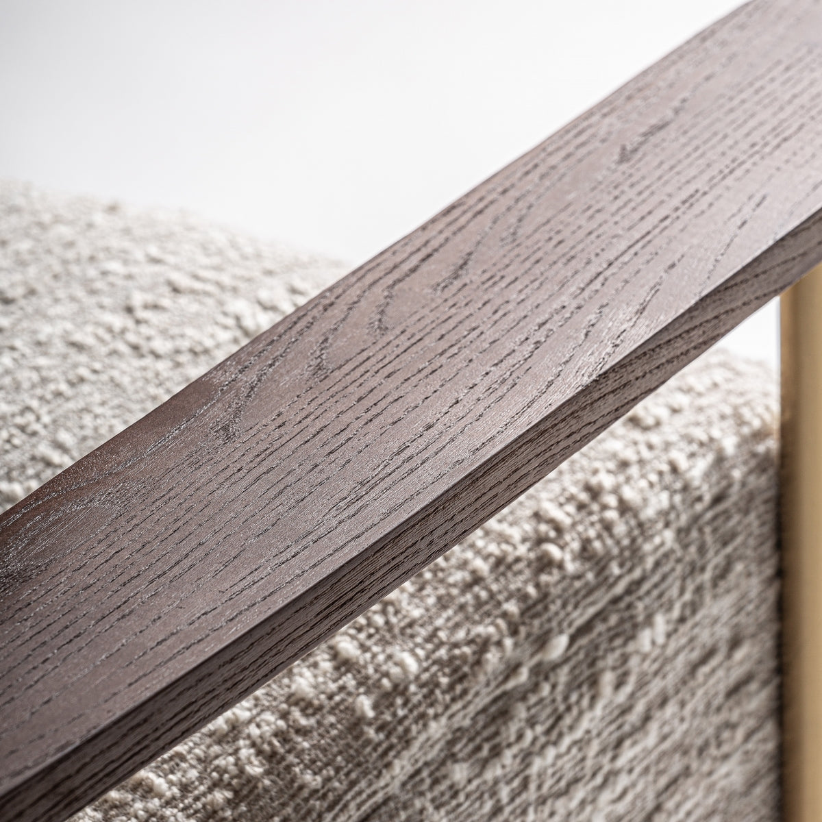 Detalle del brazo en madera oscura con veta visible. Acabado natural de alta calidad.