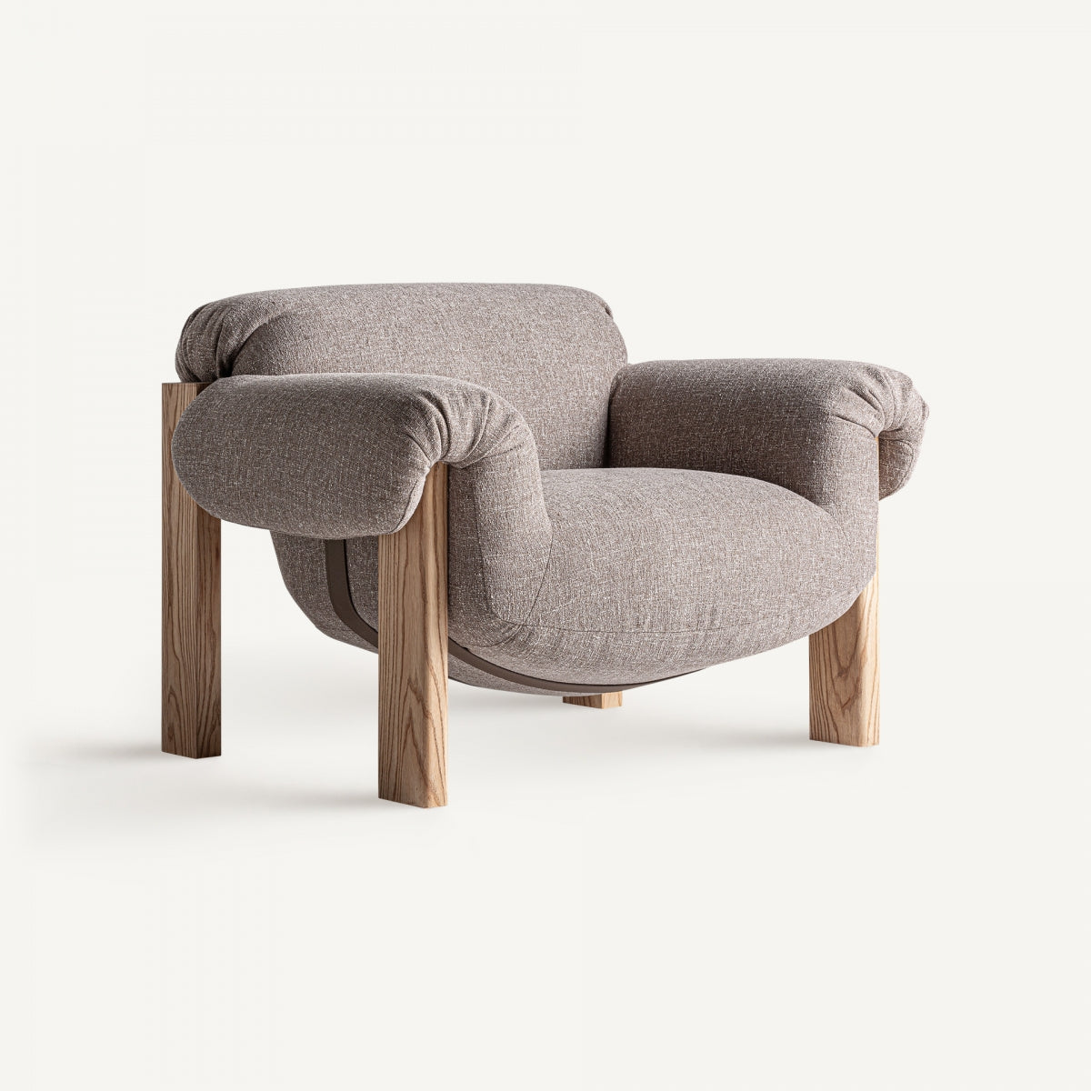 Butaca tapizada vista frontal en tejido marrón y patas de madera natural, estilo moderno boutique interiorismo Vical