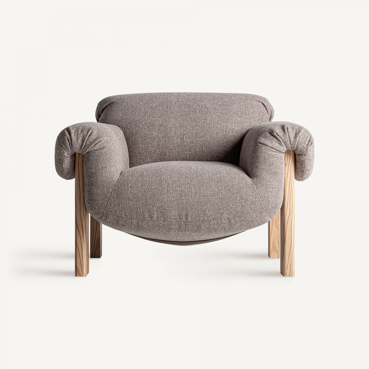 Butaca Hesse en vista frontal completa, diseño envolvente en tonos tierra, estilo cálido moderno