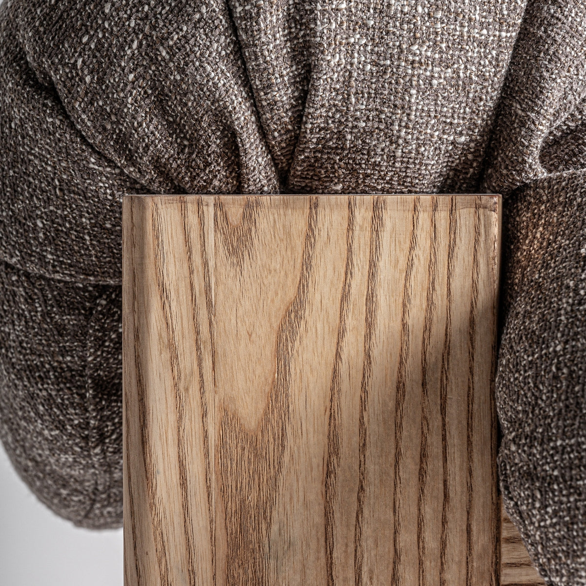 Detalle del encuentro entre respaldo y estructura de madera natural de fresno