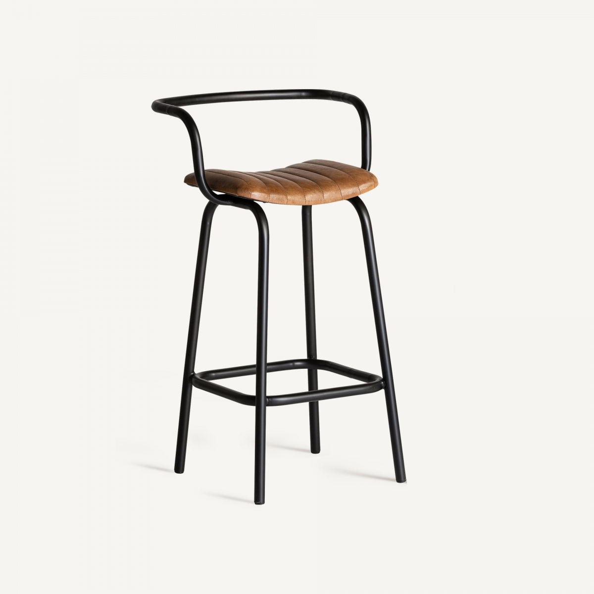 Taburete alto de barra en cuero marrón con estructura negra y estilo industrial, ideal para cocina o barra de bar