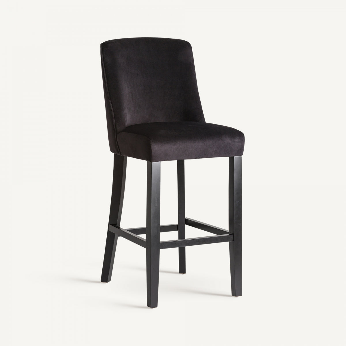 Vista frontal del taburete tapizado en terciopelo negro con patas de madera, estilo moderno y elegante.