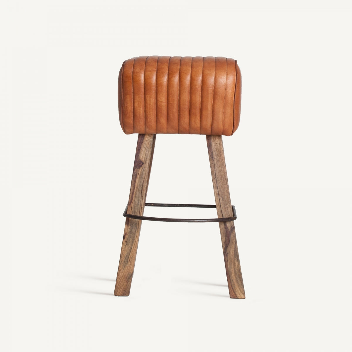 Vista frontal del taburete de cuero marrón con patas de madera y reposapiés metálico, estilo industrial.