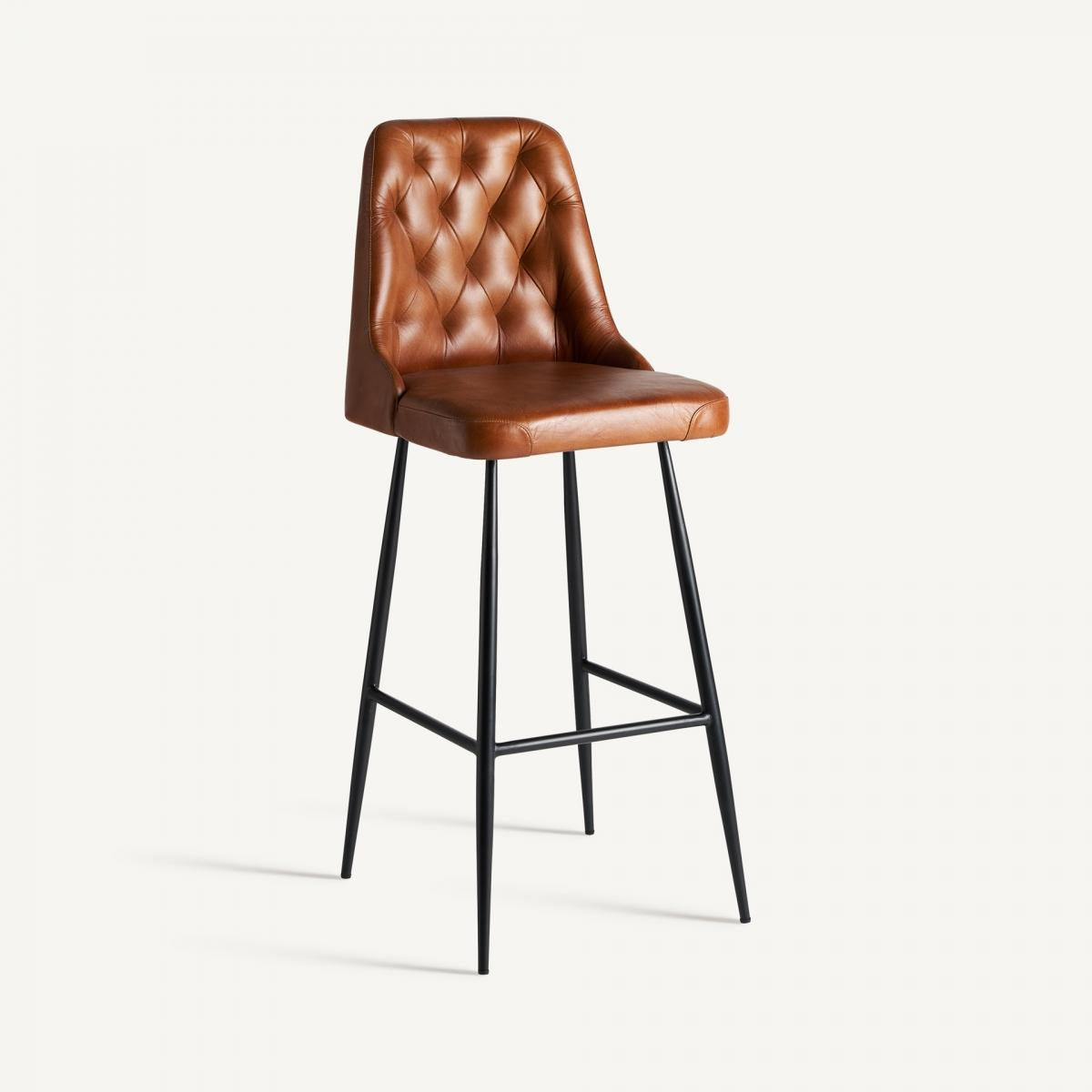 Taburete alto tapizado en piel marrón con respaldo capitoné y patas negras de metal, estilo vintage industrial - boutique_interiorismo_vical