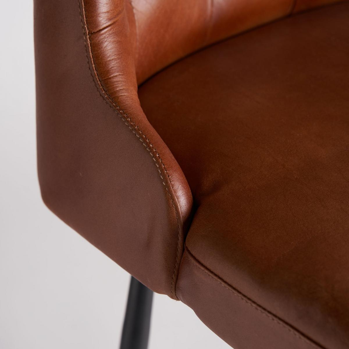 Detalle del asiento acolchado en piel marrón con costuras visibles y acabado suave - boutique_interiorismo_vical