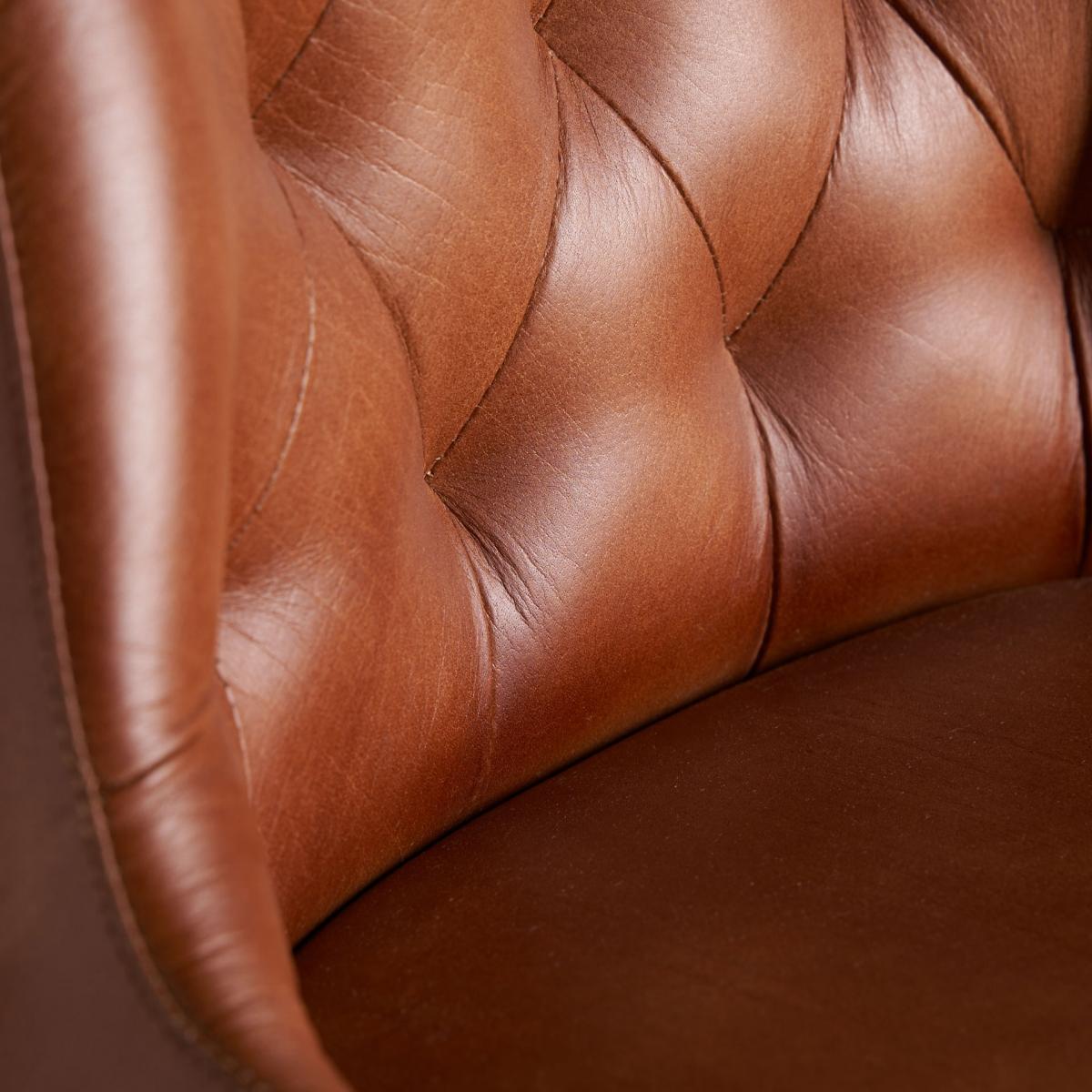 Detalle del respaldo capitoné tapizado en piel marrón, con textura elegante - boutique_interiorismo_vical