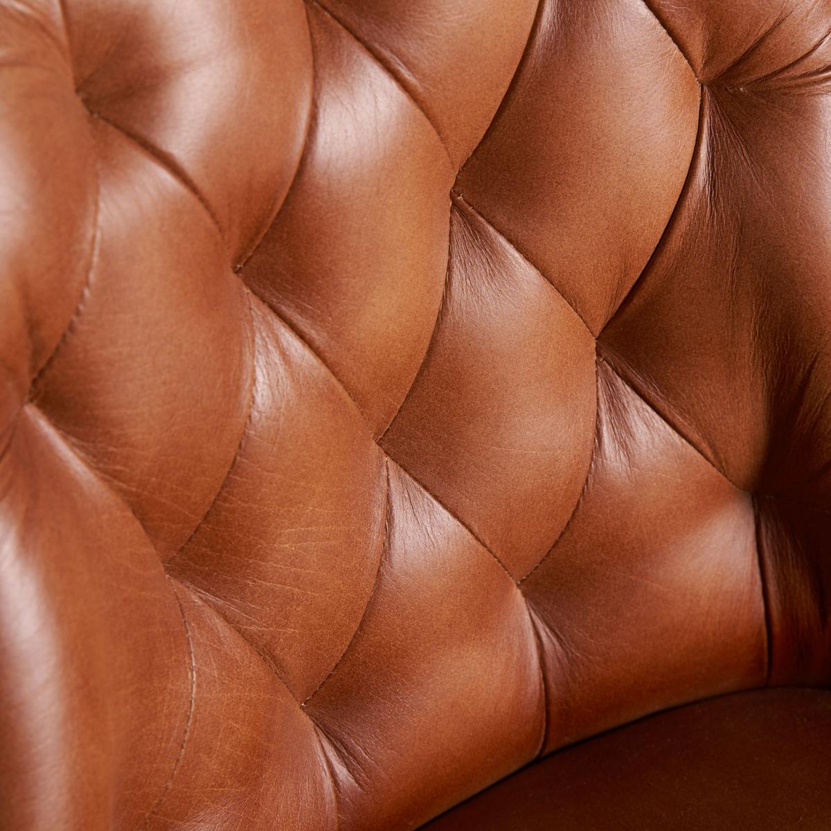Detalle del respaldo en piel marrón con acabado capitoné, estilo sofisticado y elegante - boutique_interiorismo_vical