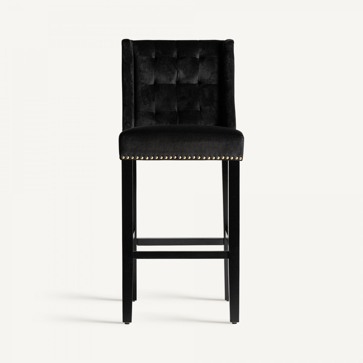 Vista frontal del taburete en terciopelo negro con clavos decorativos dorados, estilo clásico glam