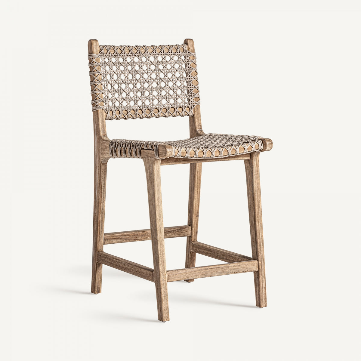 Vista en ángulo del taburete con estructura de madera clara y asiento trenzado en cuerda natural, estilo rústico artesanal.