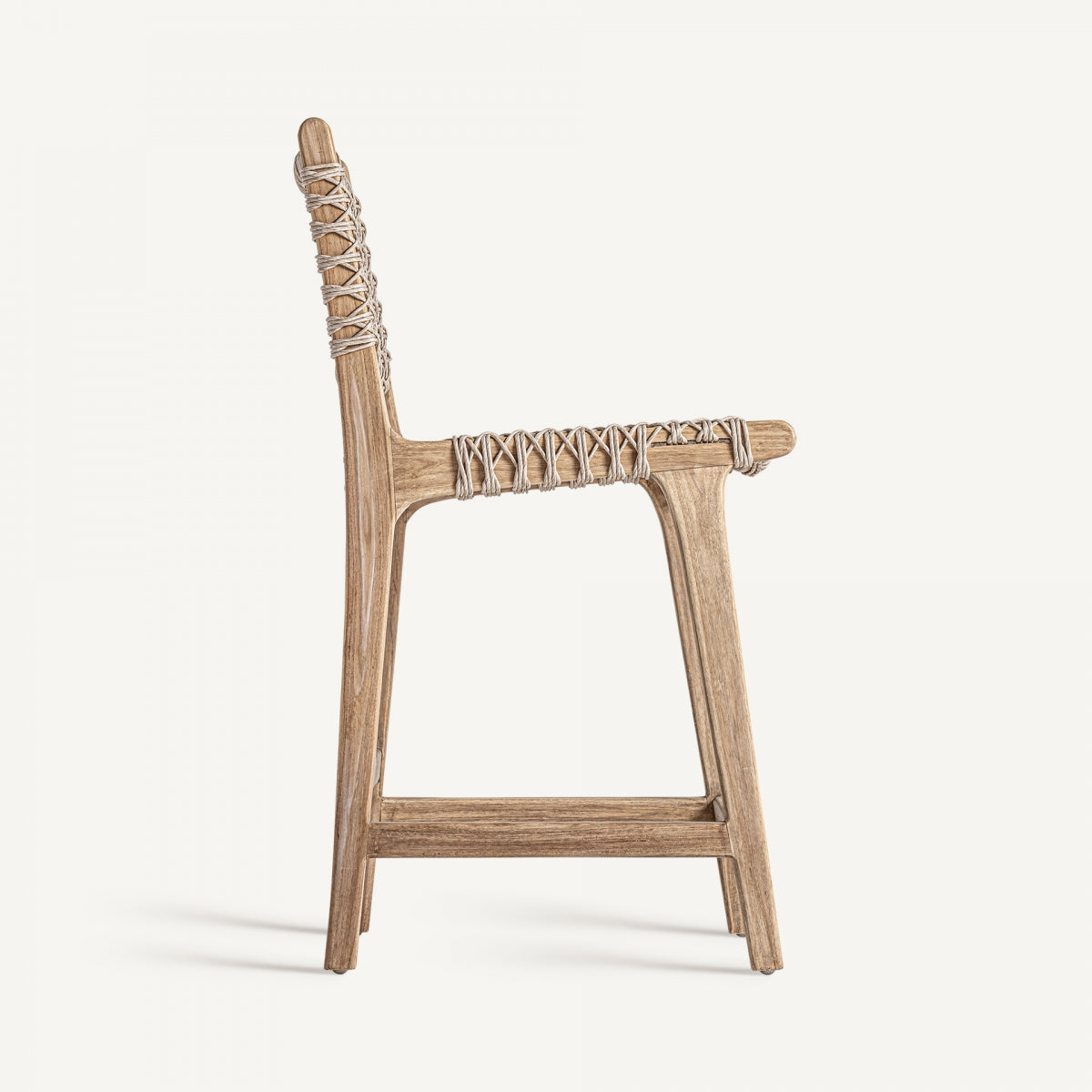 Perfil lateral del taburete de madera clara con asiento artesanal en cuerda natural trenzada, estilo boho.