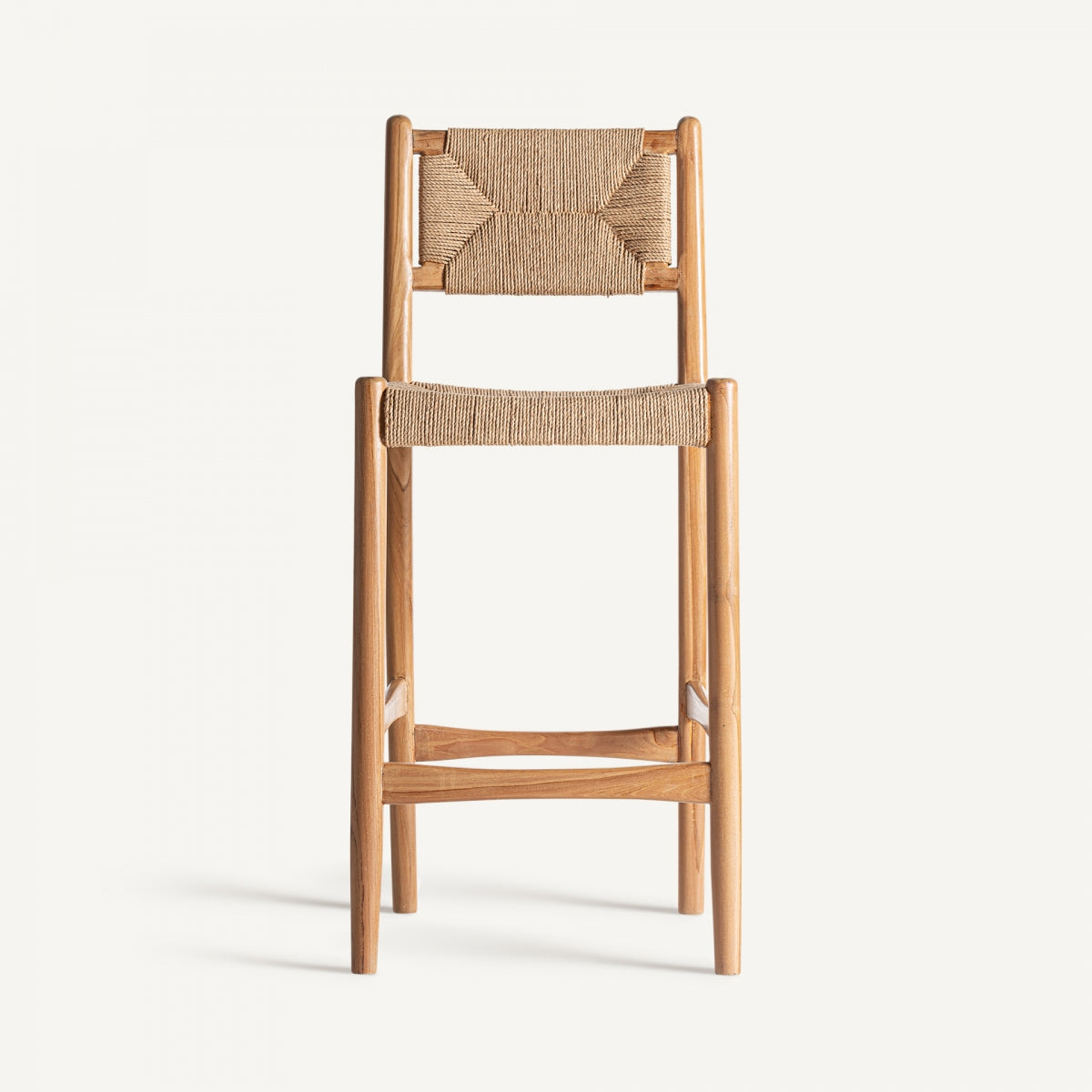 Vista frontal del taburete AGIA con respaldo de cuerda tejida y estructura de madera, diseño artesanal y natural.