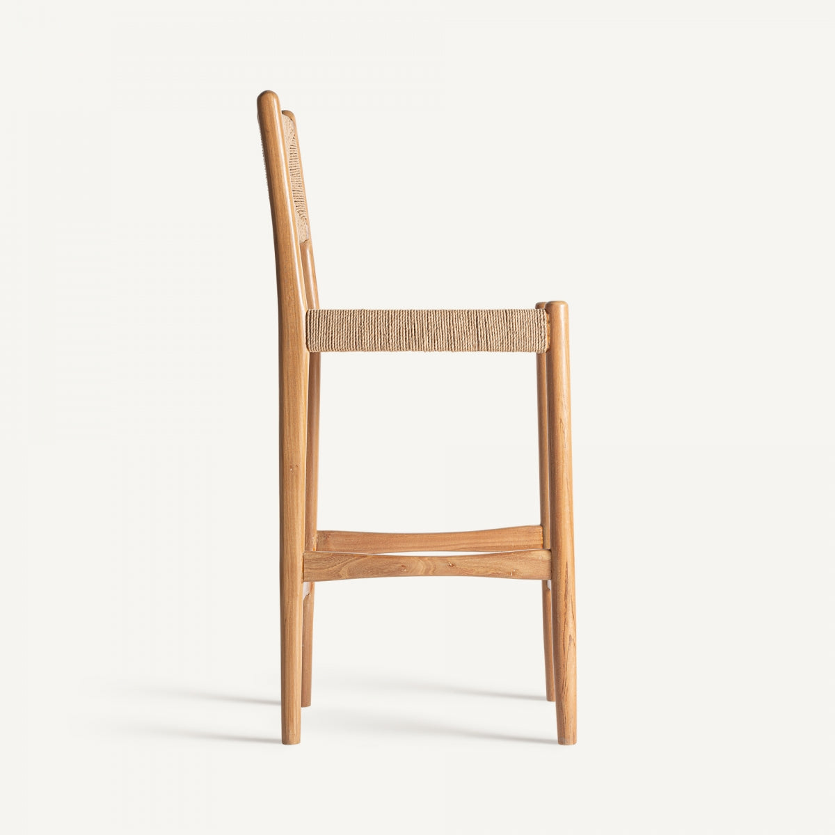 Perfil lateral del taburete de diseño rústico chic, líneas curvas y estructura en madera cálida.