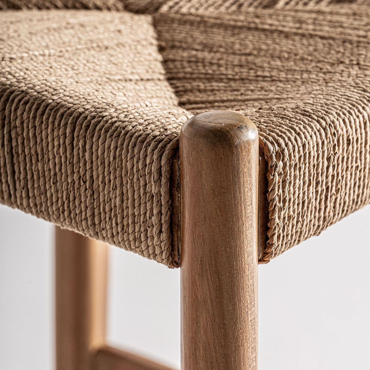 Taburete alto con apoyo para pies integrado, estructura de madera natural, estilo atemporal.