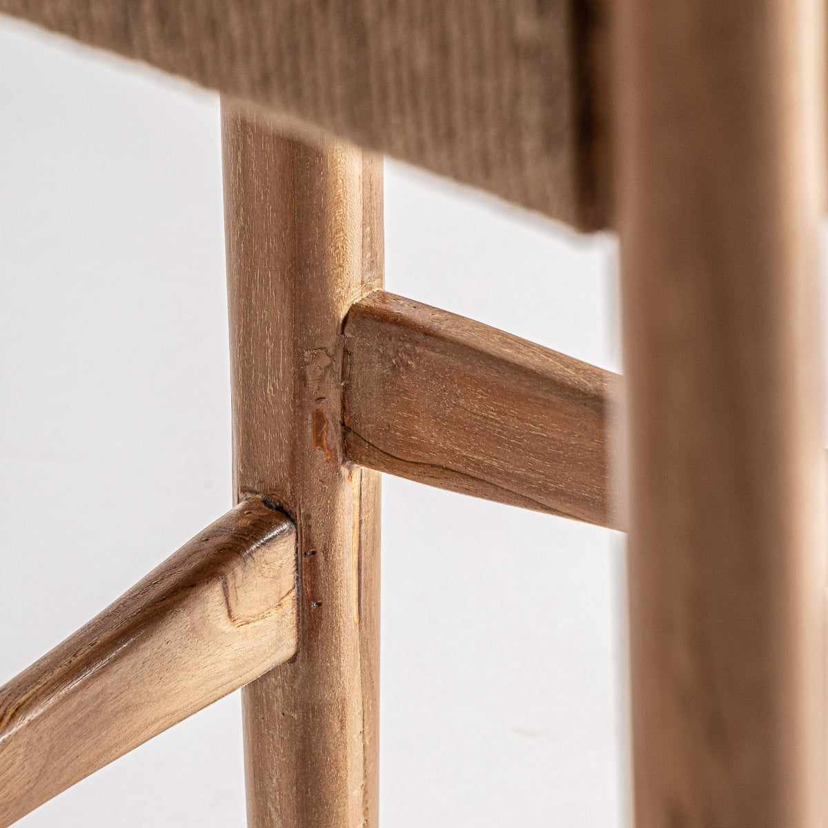Detalle de textura del asiento en cuerda trenzada, estilo rústico refinado.