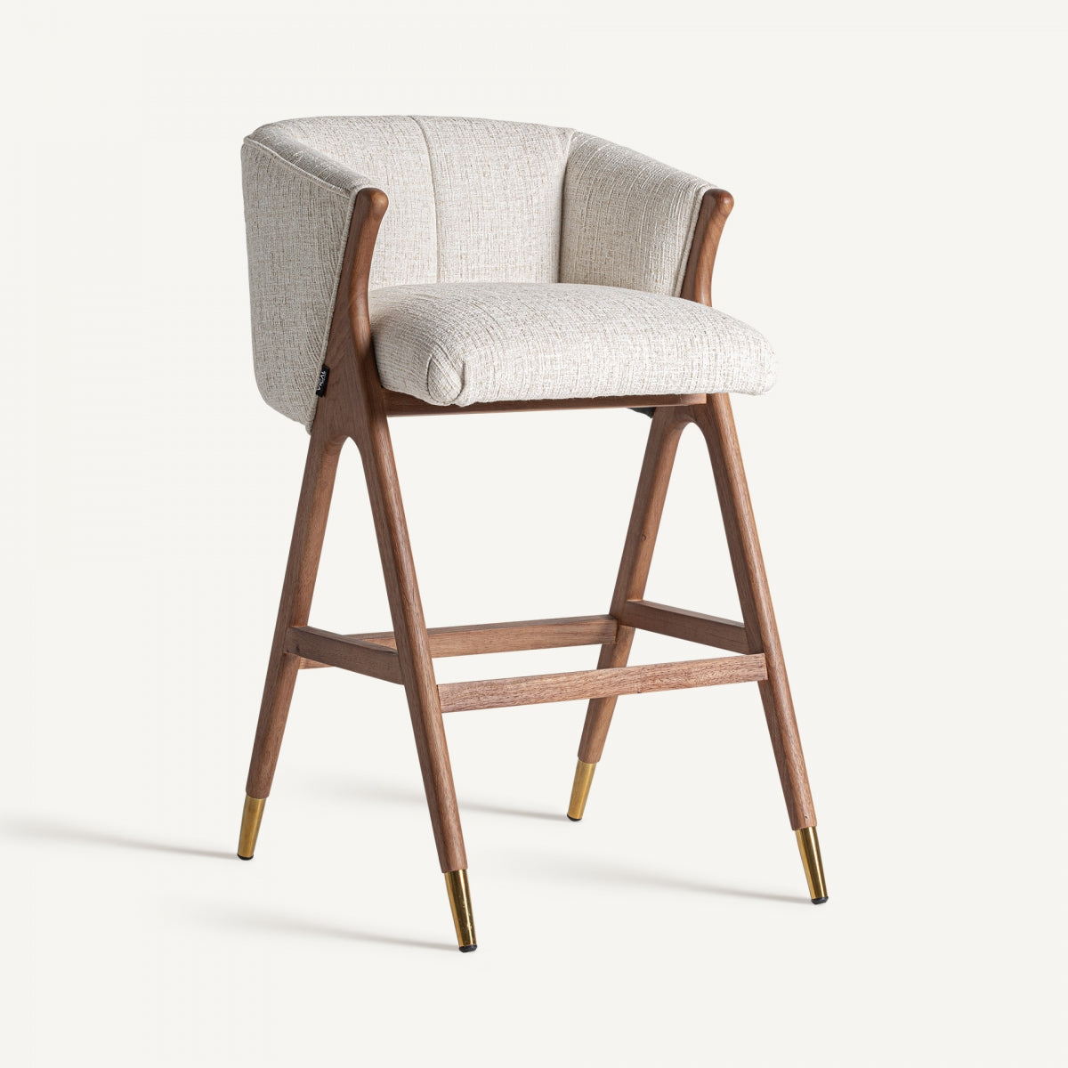 Taburete de madera de nogal con tapizado beige y diseño mid-century, ideal para cocinas sofisticadas.