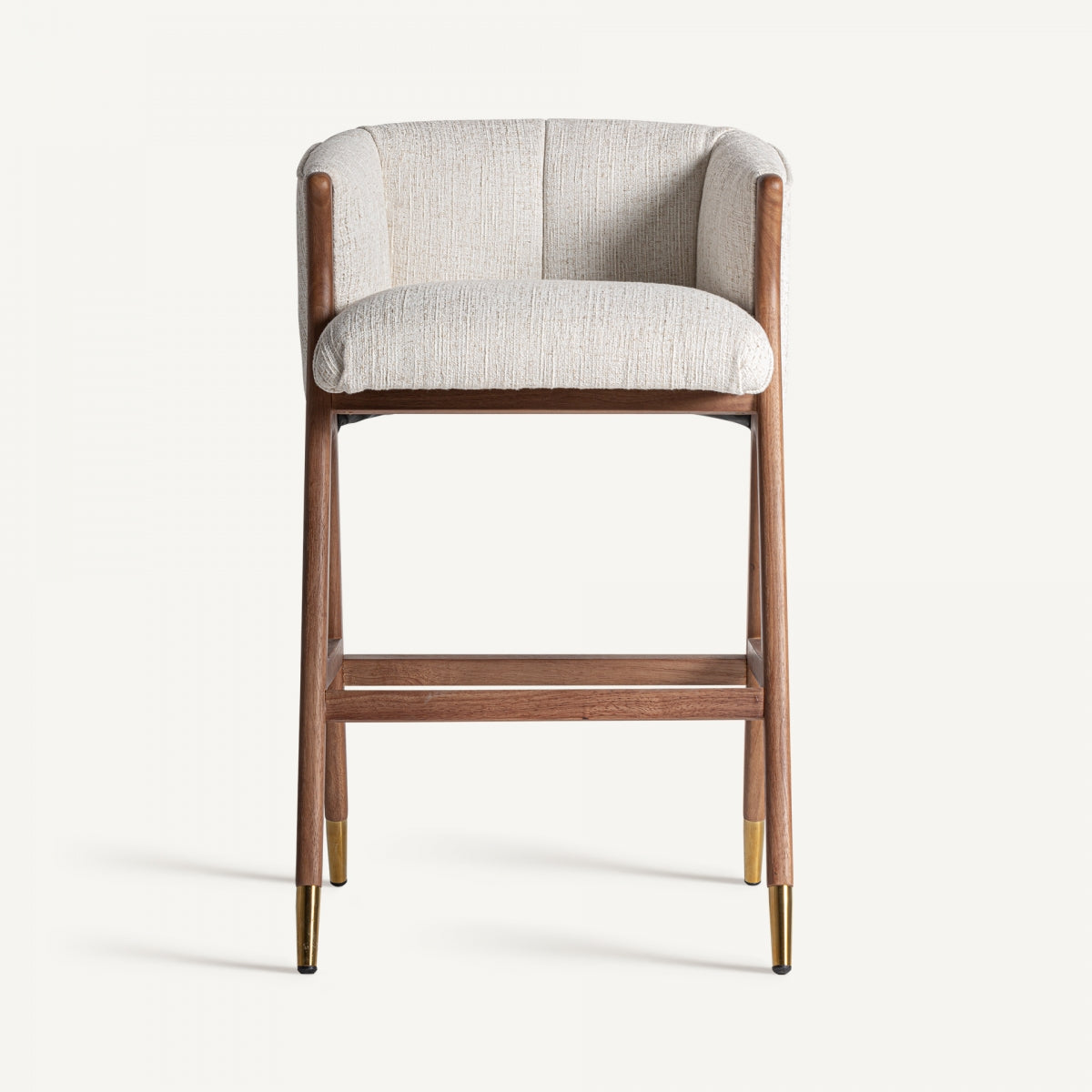 Taburete con respaldo curvo tapizado y detalles en latón en las patas, estilo elegante y acogedor.