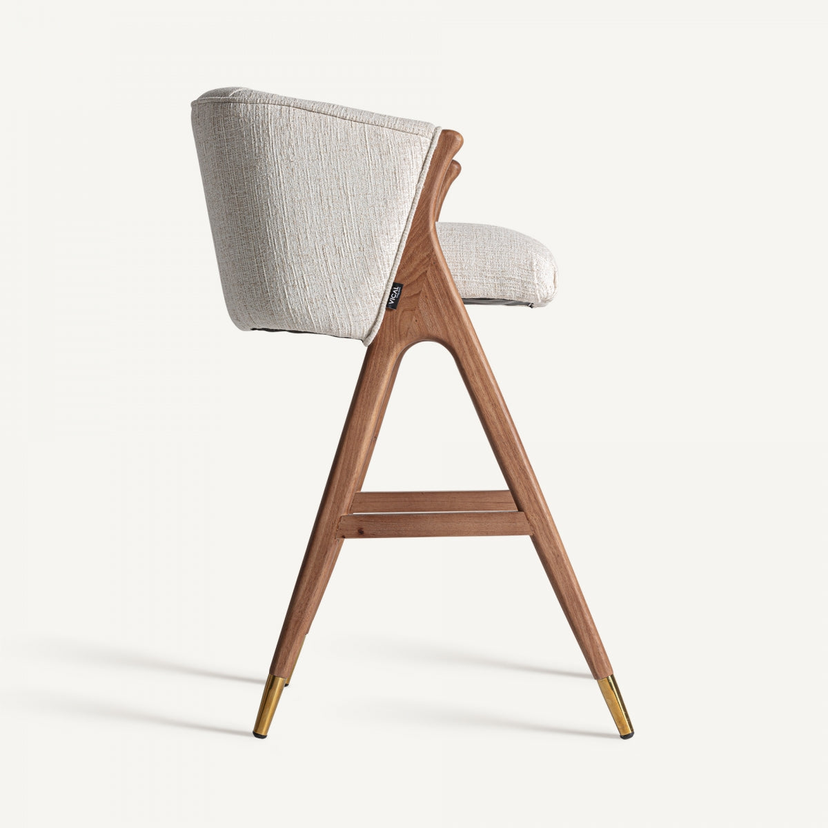 Vista lateral del taburete con estructura de madera nogal y asiento tapizado beige, diseño moderno.