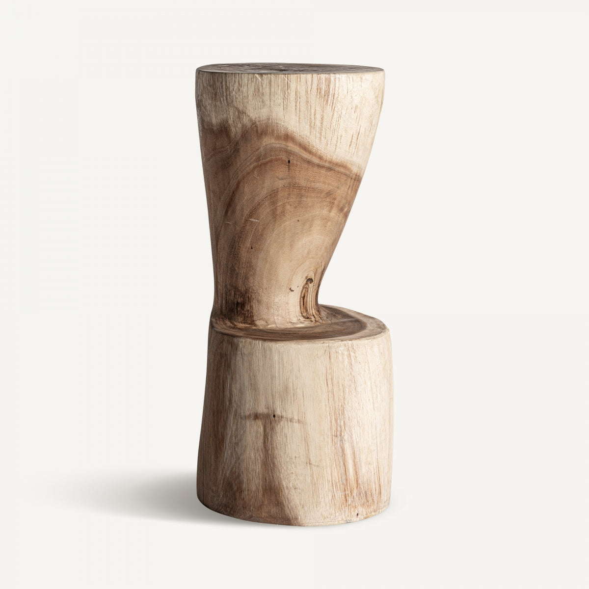 Vista frontal del taburete de madera natural tallada, diseño escultórico y orgánico.