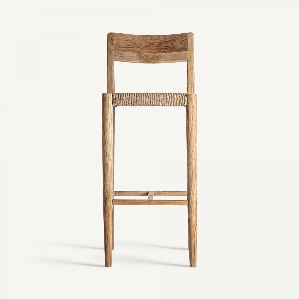 Vista trasera del taburete con respaldo curvo de madera natural, diseño ergonómico artesanal