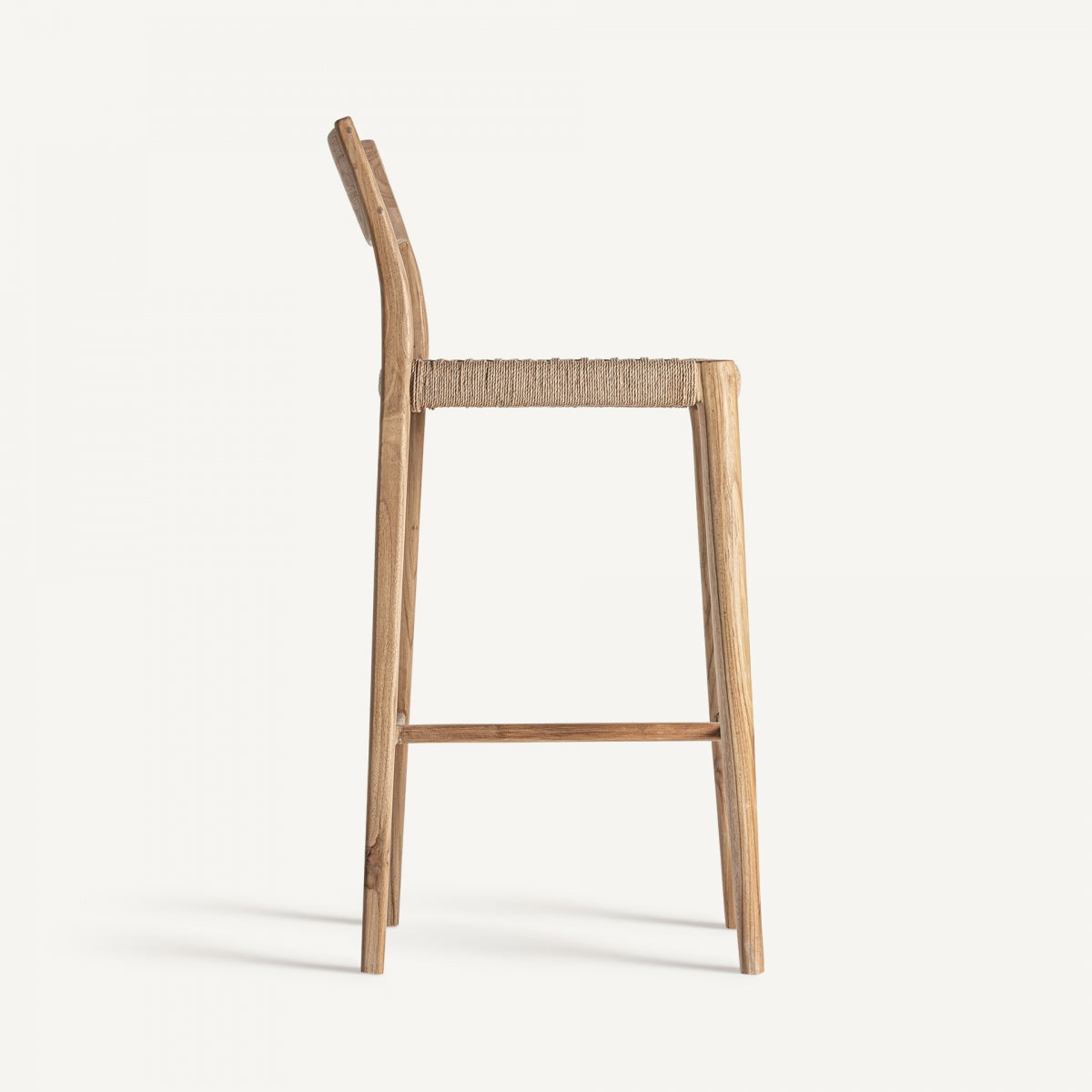 Vista lateral del taburete con estructura ligera de madera y asiento de cuerda entrelazada