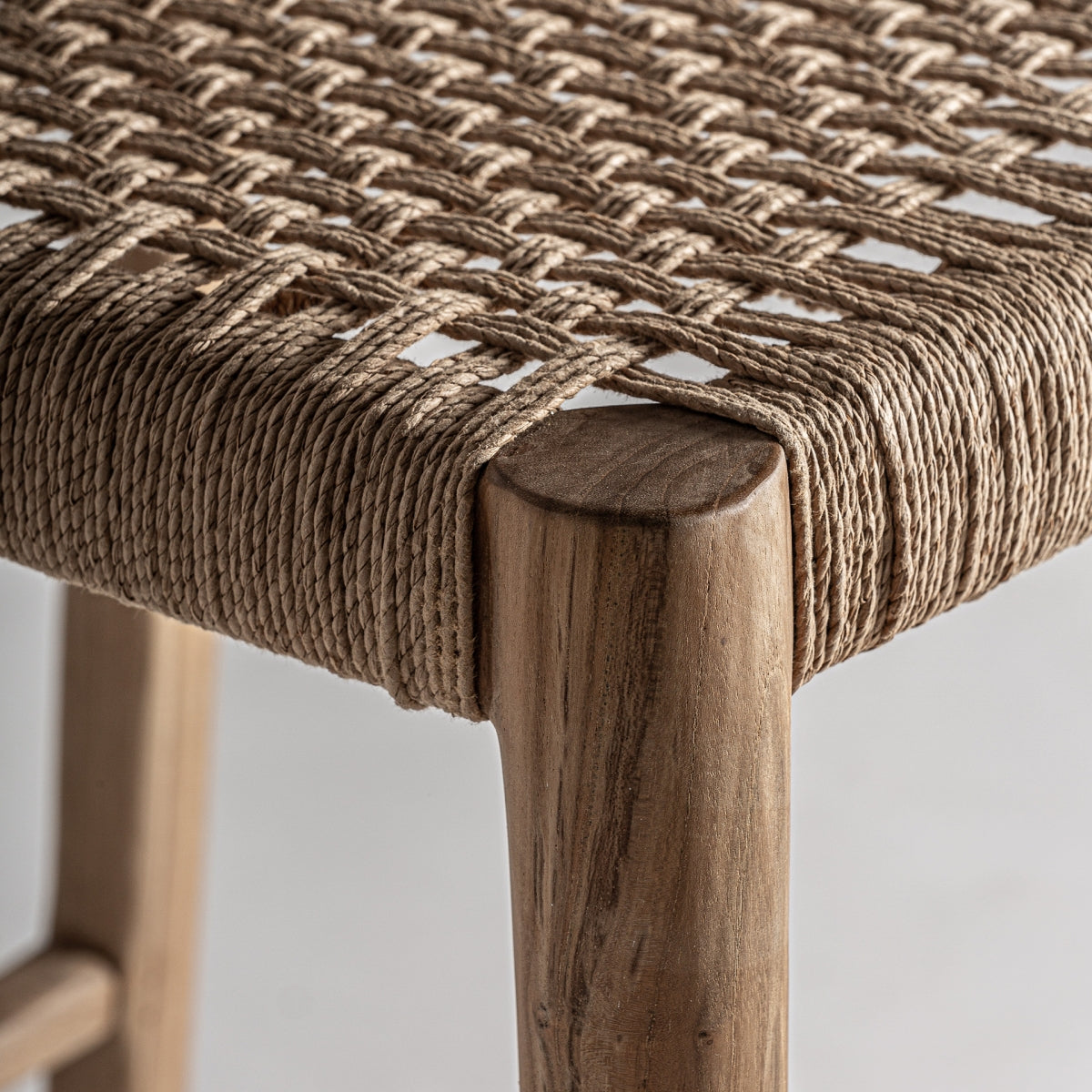 Detalle del asiento de cuerda trenzada artesanal sobre estructura de madera natural
