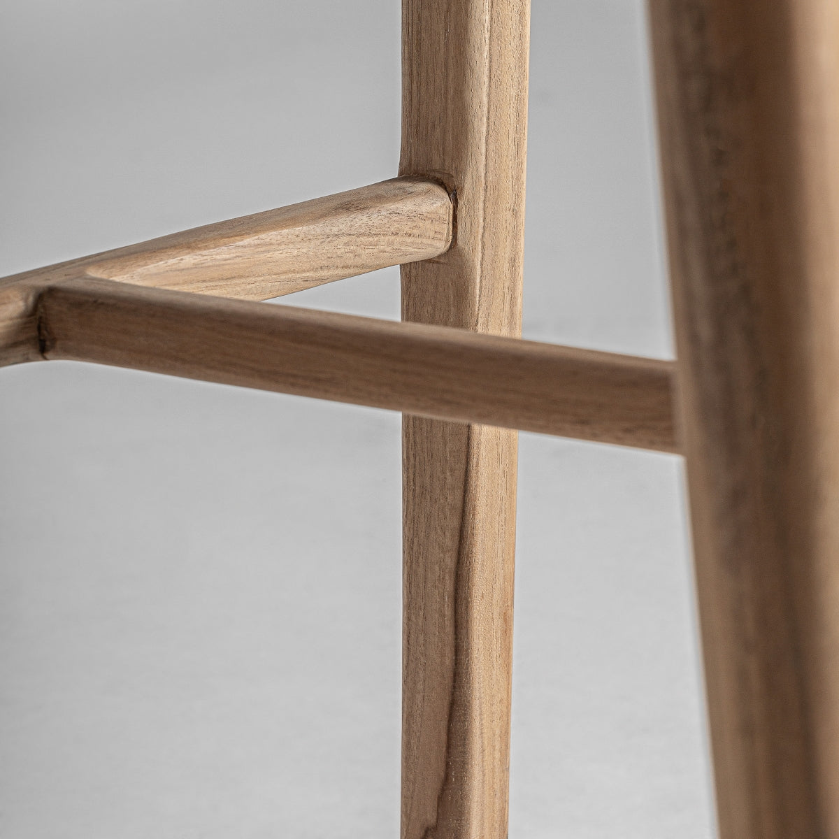 Detalle del apoyo de madera maciza, refuerzo inferior del taburete de estilo artesanal