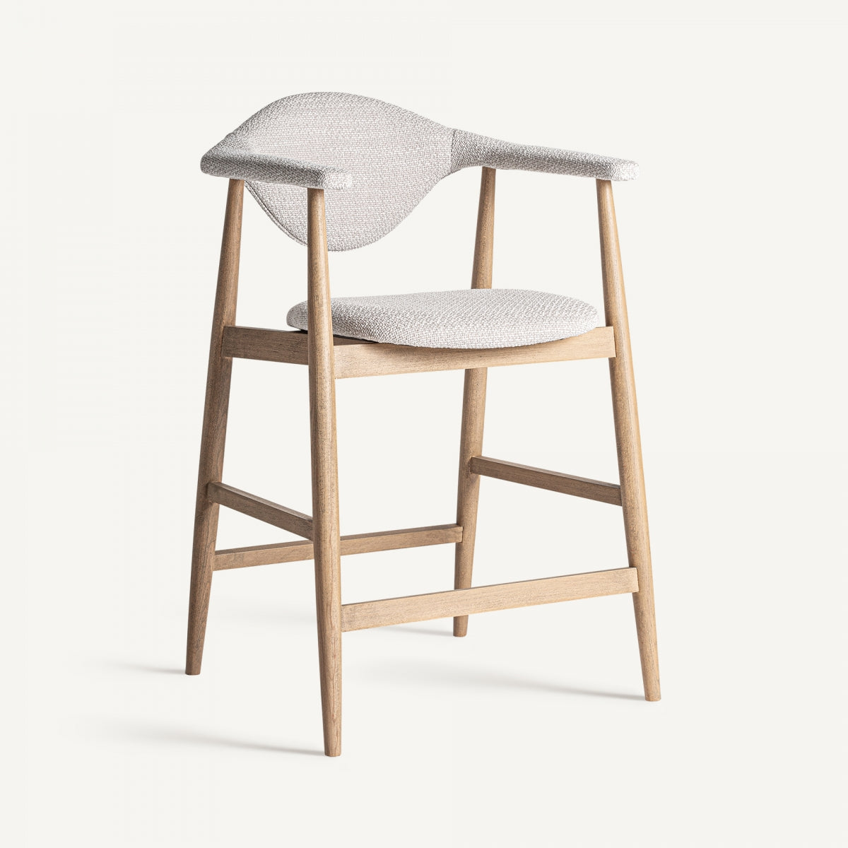 Taburete de madera y tapizado en bouclé visto desde el frente, estilo escandinavo y moderno.